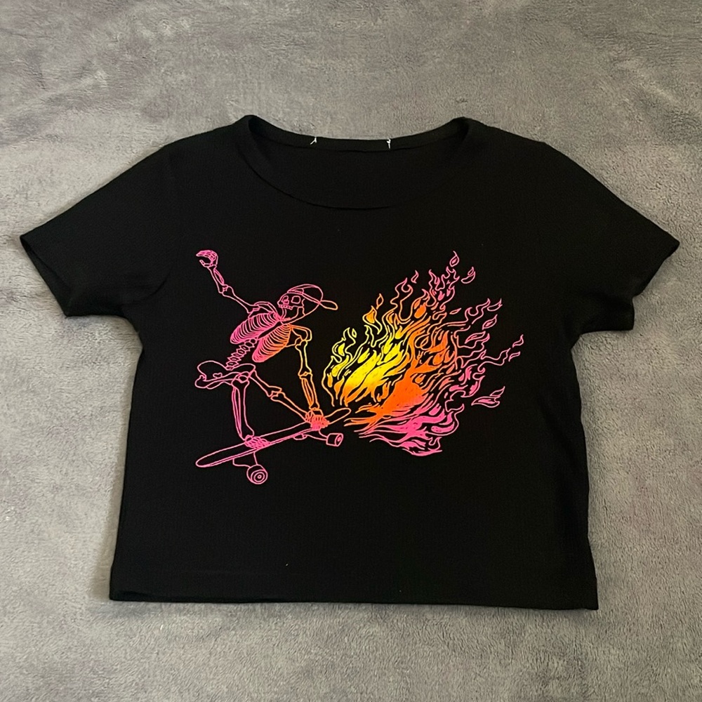 Black short sleeve graphic crop top